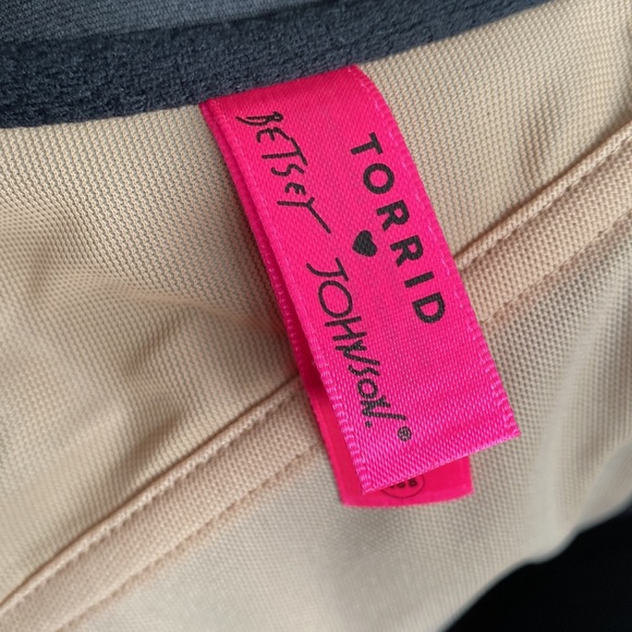 Torrid - Betsey Johnson Black Bow Lace Front Clasp Lightly Lined T-Shirt Bra - Picture 7 of 7